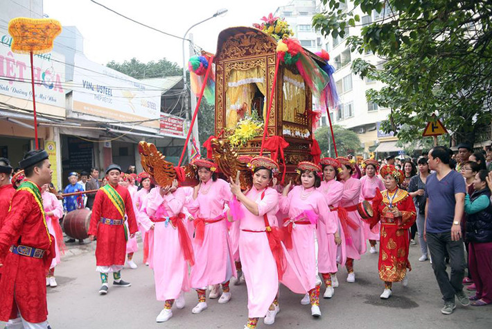 Hướng đi của kiệu Chúa Bà có thể đi vào bất cứ đường nào, kiệu di chuyển đến đâu là người dân khấn vái đến đấy.