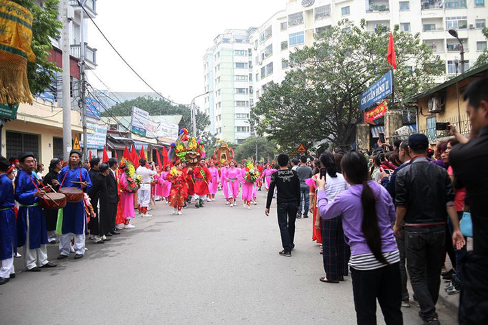 Tham gia rước kiệu Chúa Bà chủ yếu là các cô gái, phụ nữ trung tuổi trong làng Xuân Đỉnh.