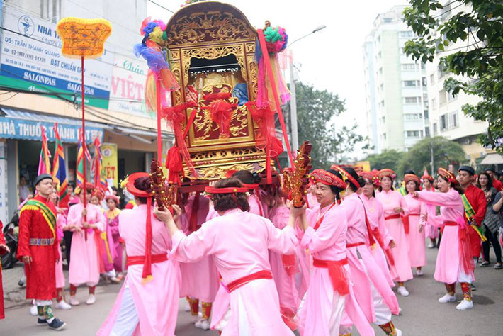 Trước khi kiệu được rước về phủ, những người phụ nữ phải toát mồ hôi thay nhau khiêng chạy liên tục xung quanh làng.