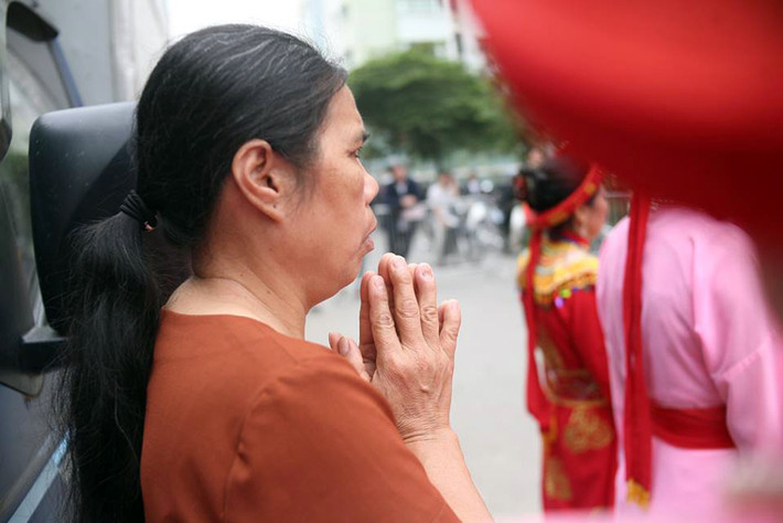Tham dự lễ hội, nhiều người dân hy vọng Chúa Bà sẽ hiển linh phù hộ cho dân làng luôn mạnh khỏe, no ấm và hạnh phúc, bình an sang năm mới.