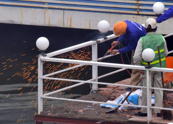 Hàng trăm công nhân tham gia tháo dỡ các công trình cầu dẫn, sàn cứng của nhà nổi số 2 Nguyễn Đình Thi.