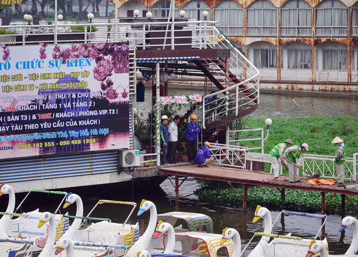 Việc cưỡng chế tháo dỡ nhà nổi ở hồ Tây được lực lượng chức năng giám sát chặt chẽ. Tuy nhiên, lãnh đạo cơ quan chức năng liên tục yêu cầu báo chí không được đứng gần khu vực và nghiêm cấm chụp ảnh.