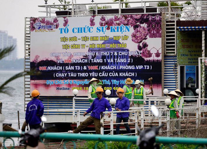 Hàng trăm công nhân tiến hành phá dỡ các hạng mục xây dựng vi phạm của nhà nổi ở hồ Tây.