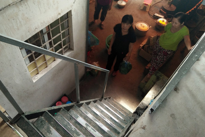 Mỗi lần muốn ra đường, người dân phải trèo qua chiếc cầu thang sắt rất cao.