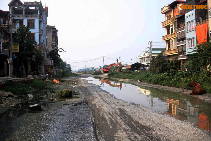 Bà Nguyễn Thị H. (người dân) cho biết: “Trước đây, khi Hà Nội bắt đầu triển khai thực hiện dự án, người dân chúng tôi ai cũng vui mừng bởi sắp có tuyến đường lớn giúp người dân đi lại được thuận tiện. Nhưng từ khi dự án dừng thi công thì cuộc sống của chúng tôi vô cùng khổ, nắng lên nước tồn đọng bốc mùi hôi thối lắm, mưa xuống nước ngập cả tháng trời không thoát, còn gây sạt lở vào phần đất của một nhà ".