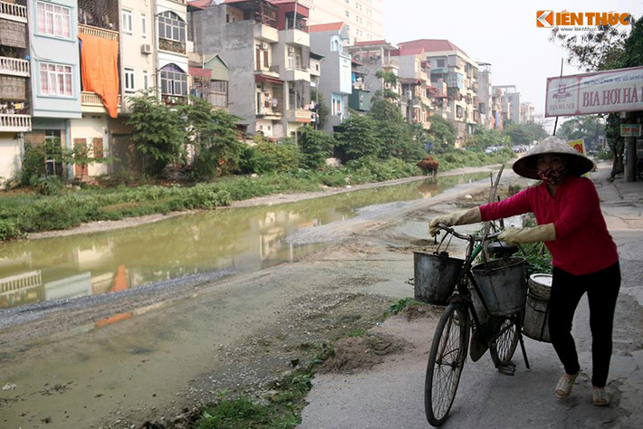 Do dự án dừng thi công nên đoạn đường dài đến cả trăm mét này mưa xuống thì ngập nước, nắng lên rác thải bốc mùi hôi thối, ruồi muỗi bâu kín, ô nhiễm môi trường.
