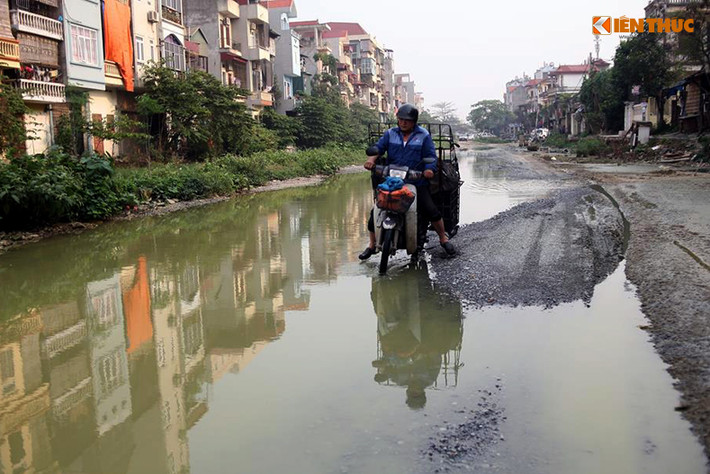 Nếu người dân cố gắng di chuyển dưới đoạn đường phải rất thận trọng, chỉ cần mất tay lái hoặc đâm phải một viên đá, ổ voi là xảy ra tai nạn bất cứ lúc nào.