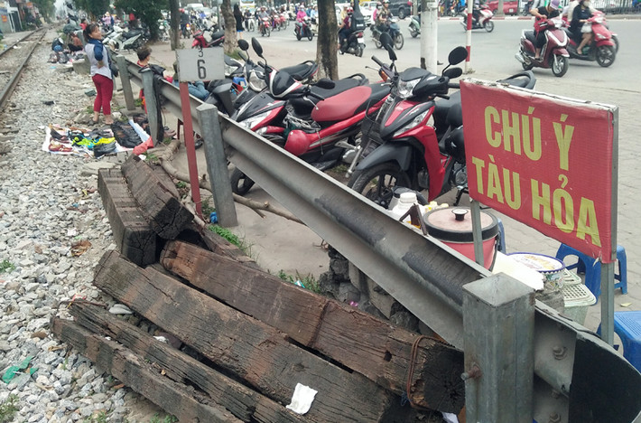 Tương tự, ở đoạn đường Giải Phóng (Hà Nội), một số người bán giầy, dép cũng ngang nhiên trải bạt bày hàng la liệt cả trong khu vực đường ray tàu hỏa lẫn ngoài vỉa hè để hút khách.