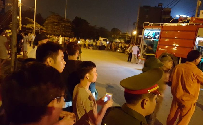 Nhiều người dân sống gần khu vực vô cùng hoảng loạn sau vụ cháy. Theo cơ quan chức năng, ngọn lửa đang có dấu hiệu cháy lan sang chùa Ngòi. Hiện các cơ quan chức năng đang nhanh chóng dập lửa.