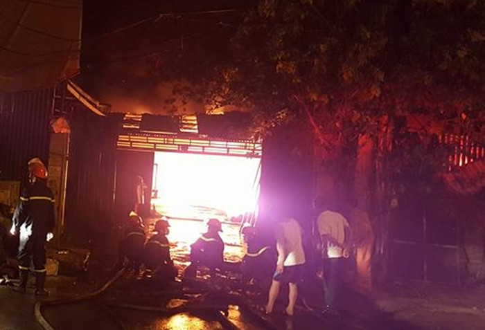 Đến 22h20, ngọn lửa vẫn chưa được khống chế.