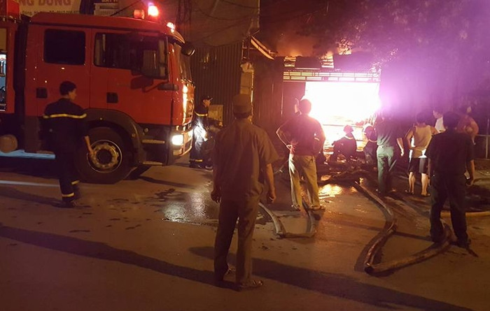 Tiếp nhận thông tin, lực lượng cảnh sát PCCC Hà Nội, khẩn trương đến hiện trường phối hợp với các lực lượng công an, người dân nhanh chóng dập lửa.