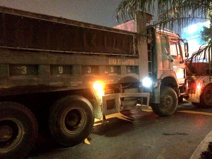 Anh Hùng - một người dân chứng kiến hiện trường - cho biết, rất có thể lúc đó chiếc xe máy cố vượt qua ngã tư nhưng không hiểu sao bất ngờ dừng giữa đường nên xảy ra va chạm với xe tải. Xác định ban đầu, nạn nhân tử vong tên T. (SN 1997, quê ở Nghệ an).