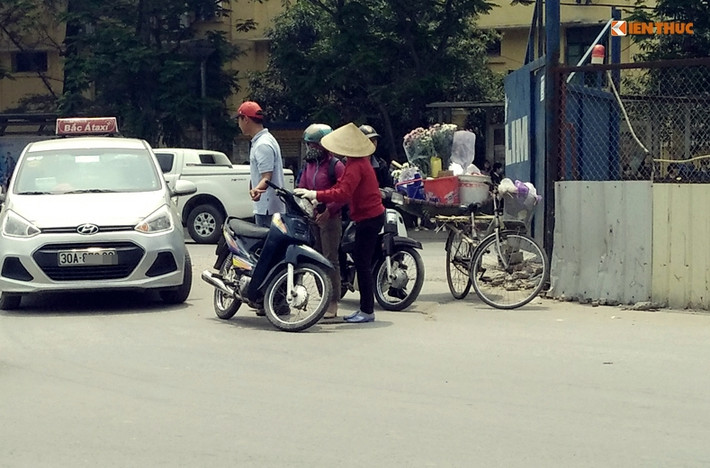 Một vụ va chạm giao thông nhẹ do xe taxi chèn chiếc xe máy khi cả hai cùng rẽ sang đường ở Hồ Tùng Mậu (quận Cầu Giấy, Hà Nội). Va chạm khiến người phụ nữ điều khiển xe máy bị ngã xuống đất, một số người đi đường trông thấy tỏ ra bức xúc (xảy ra trưa 3/4).
