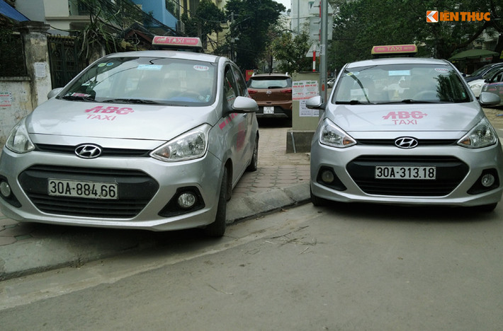 Xe taxi dừng đỗ vô tội vạ, lấn chiếm hết vỉa hè dành cho người đi bộ. Ảnh chụp trên đường Thụy Khuê (quận Tây Hồ, Hà Nội).