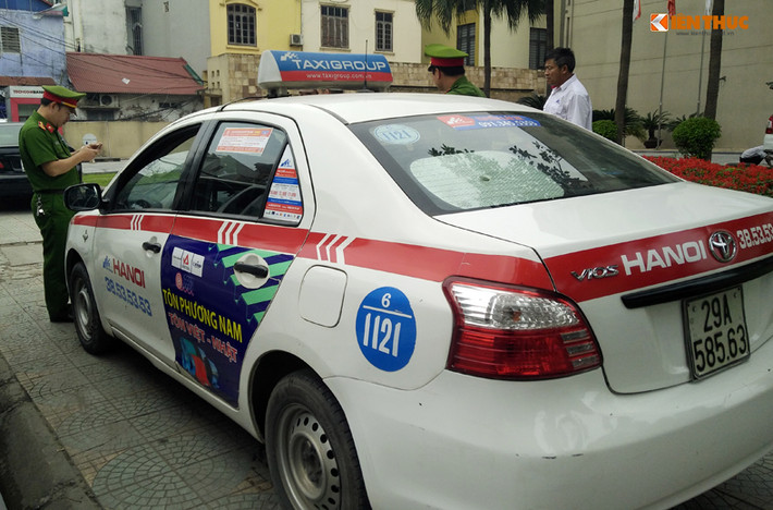 Không ít trường hợp xe taxi dừng đỗ sai quy định, lấn chiếm vỉa hè... trên các tuyến đường phố Hà Nội bị cơ quan chức năng phát hiện, xử lý theo đúng quy định của pháp luật. Ảnh chụp trên đường Thụy Khuê.
