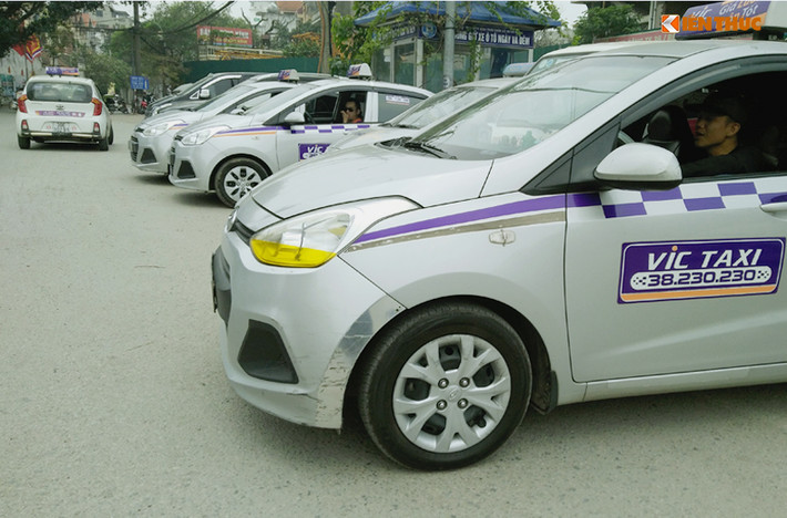 Nếu không có chỗ đỗ trong ngõ nhỏ thì một số lái xe taxi tìm đến gần các điểm trông giữ xe, rồi "bày trận" dưới lòng đường chờ đón khách và trốn luôn cơ quan chức năng. Ảnh chụp trên đường Thụy Khuê giao với Văn Cao.