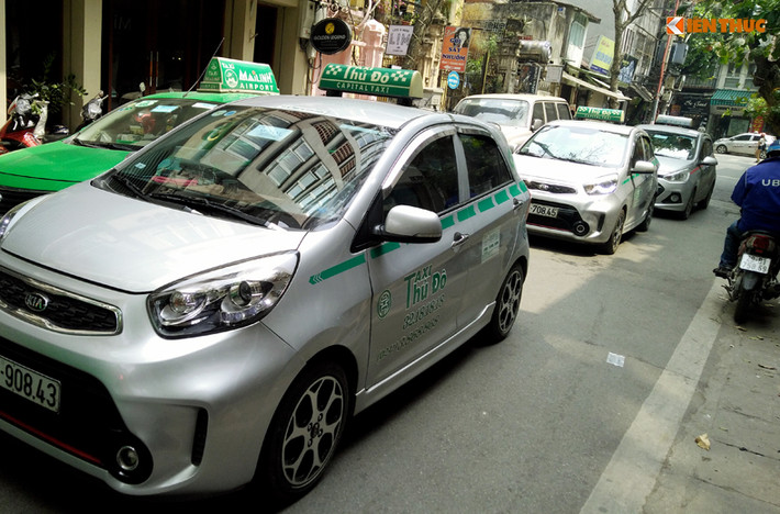 Trên phố Chân Cầm (quận Hoàn Kiếm, Hà Nội, hướng di chuyển ra phố Phủ Doãn) thường xuyên xảy ra tình trạng ùn tắc giao thông do các xe taxi ngang nhiên xếp thành hàng hoặc đi thành hàng để tranh nhau bắt khách.