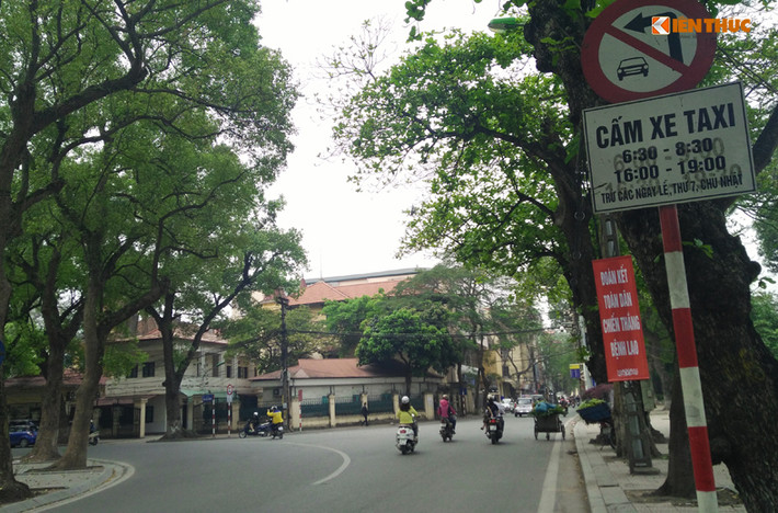 Trong khi đó, trên một số tuyến đường phố của Hà Nội vào giờ cao điểm thường xuyên xảy ra tình trạng ùn tắc giao thông, nên Hà Nội đã đặt biển cấm taxi hoạt động ở các khung giờ nhất định.