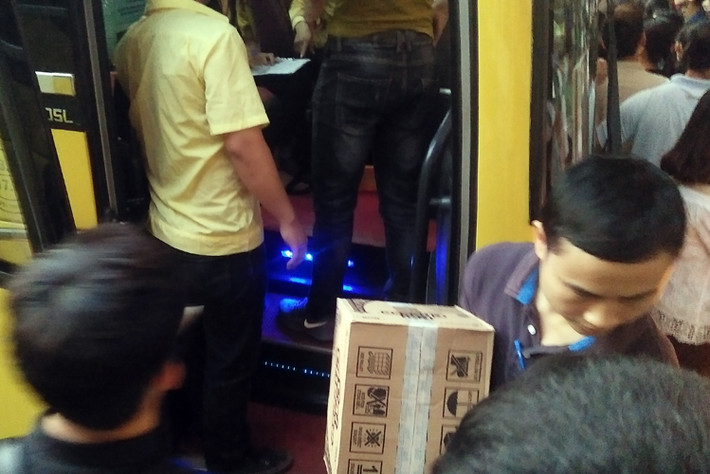 Một số nhà xe do lượng khách rất đông nên từ chối chuyển gửi hàng hóa qua xe trong chiều nay tại bến xe Mỹ Đình.