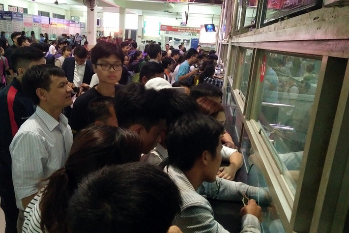 Nhiều người sợ lỡ xe vì phải chờ đợi mua vé lâu nên đã xô đẩy nhau ở khu vực quầy bán vé.