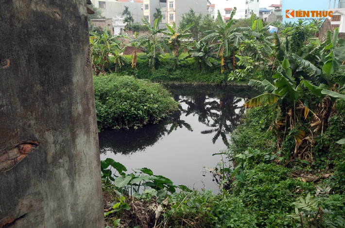 Theo một số người dân ở xã Vân Canh, nguồn nước tưới tiêu hoa màu của họ chủ yếu dựa vào con kênh nước đang bị ô nhiễm. Đáng nói, người dân từng nhiều lần làm đơn phản ánh lên chính quyền các cấp nhưng hơn chục năm nay, tình trạng kênh ô nhiễm nhưng chưa được giải quyết thỏa đáng.