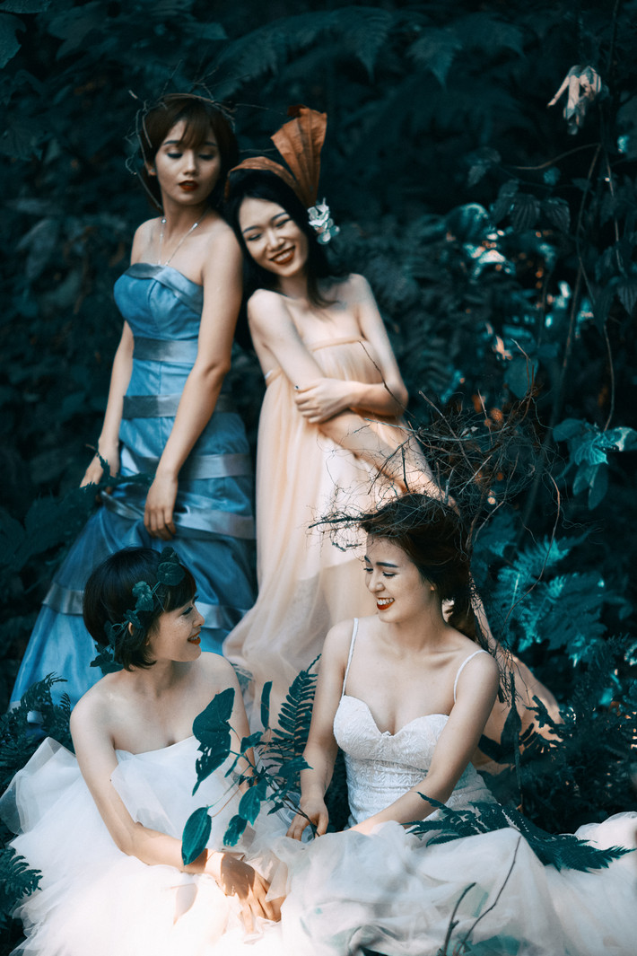 Một khoảnh khắc vui đùa của 4 cô dâu đơn thân trong tấm hình nhìn cực Tây của Hải Lê Cao.