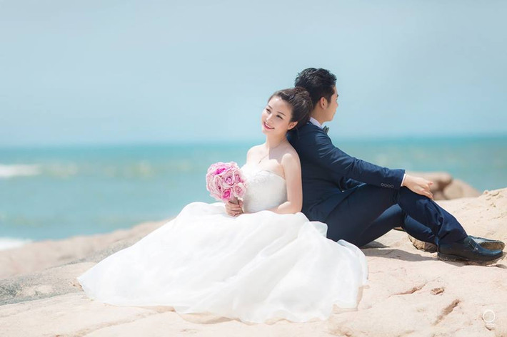 Cô dâu Hoàng Hằng đặc biệt được chú ý hơn nhờ dung mạo xinh xắn, đáng yêu, xuất hiện trong bộ ảnh cưới trước đó. Theo tìm hiểu Hoàng Hằng sinh năm 1990, quê gốc Biên Hoà, Đồng Nai.