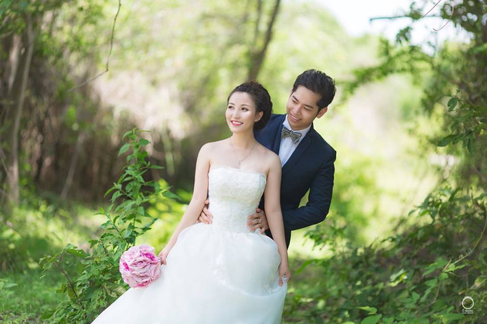 Theo tìm hiểu, Hoàng Hằng từng du học ở Mỹ ngành Quản trị Kinh doanh. Hiện tại Hằng là bà chủ của 2 nhà hàng hải sản lớn của gia đình và đều kinh doanh phát đạt.