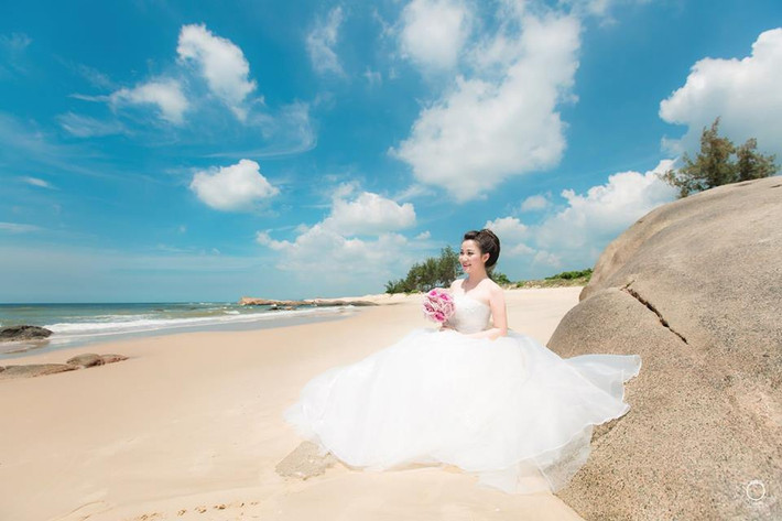 Ngoài quen biết chú rể Tạ Minh Thiện khá tình cờ khi cả hai đang ngồi đợi máy máy bay ở sân bay Cà Mau, Hoàng Hằng còn có nhiều điểm chung giống với Minh Thiện là cả hai đều sinh năm 1990, là du học sinh, gia đình đều làm kinh doanh trong lĩnh vực thủy hải sản.