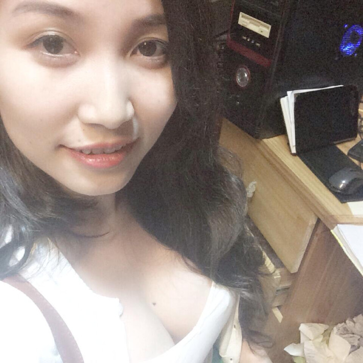 Ngoài ra Hoàng Hằng còn được ngưỡng mộ bởi nhan sắc xinh đẹp, hấp dẫn. Cô nàng 9X không được sắc nước hương trời như các hot girl nhưng vẫn rất trẻ trung, có khuôn mặt rất ăn ảnh.