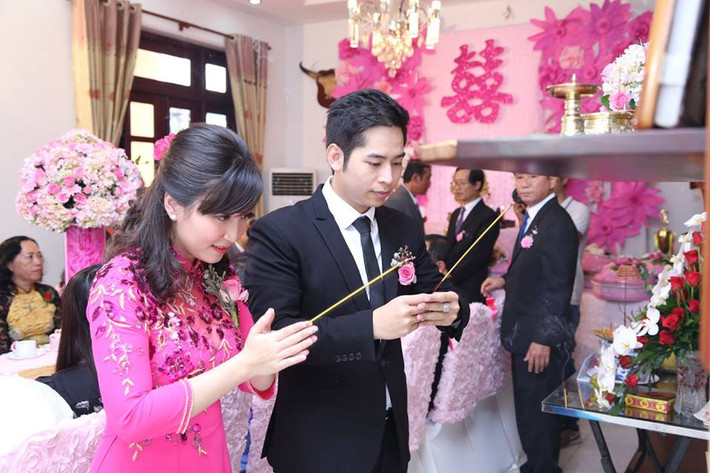 Đám cưới của cặp đôi trai tài gái sắc được diễn ra và gia đình đôi bên đã quyết định thuê hẳn một chiếc máy bay Vietnam Airlines để rước dâu về Cà Mau.