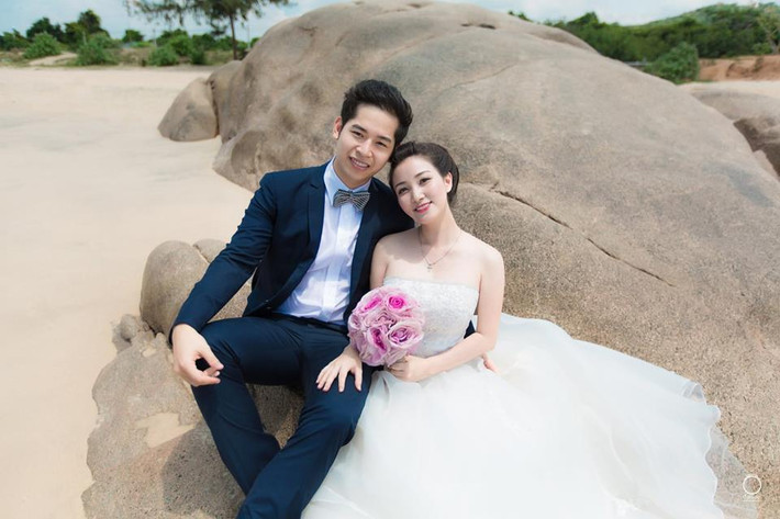 Đến với nhau từ nhiều sự trùng hợp, cặp đôi Minh Thiện – Hoàng Hằng được nhiều bạn trẻ nhận xét là “sinh ra để dành cho nhau”. Hiện tại cả hai đều đang nhận được rất nhiều lời chúc phúc từ bạn bè, người sử dụng mạng xã hội biết thông tin về đám cưới vừa qua.