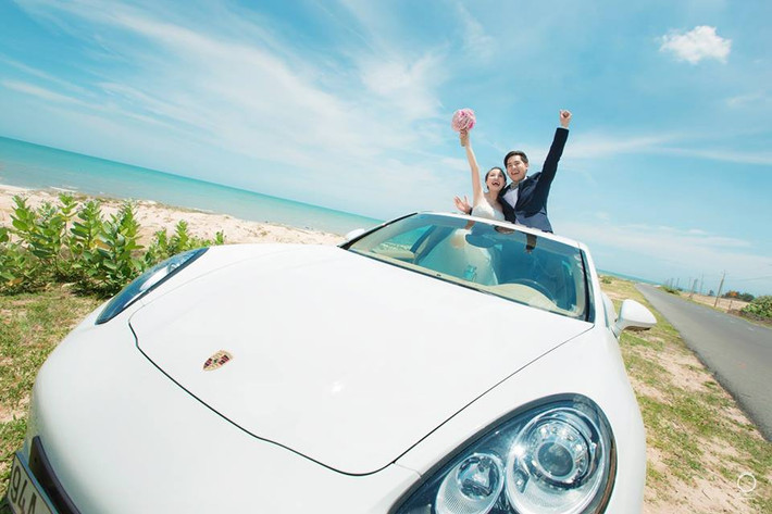 Do khoảng cách hai nhà trai – gái khá xa và giờ làm lễ, đưa đón cũng rất sát nhau nên gia đình đã không còn sự lựa chọn nào khác là phải thuê trọn gói một chiếc máy bay với giá 200 triệu đồng. Dù có hơi khác lạ so với những đám cưới thông thường nhưng tiến trình đưa đón, làm lễ được êm xuôi, đẹp giờ khiến gia đình đôi bên đều hài lòng.