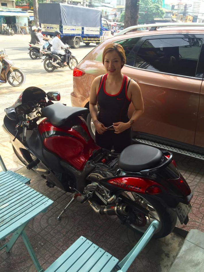 Theo tìm hiểu, nữ biker cưỡi “quái vật” trên phố trong bức ảnh gây sốt tên thật là Trương Ngọc Yến, sinh năm 1989, đang sinh sống và làm việc tại TP HCM. Chiếc xe Ngọc Yến đi được ví như quái vật là chiếc Hayabusa, một siêu phẩm của hãng Suzuki được giới chơi xe quen gọi là “Vua tốc độ”.