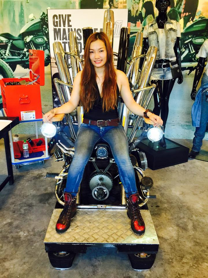 Ngọc Yến được mệnh danh là nữ biker quyến rũ nhất nhì Sài thành, có niềm đam mê lớn với xe và rất “chịu chơi”. Cô thường xuyên điều khiển những chiếc xe lớn, cồng kềnh và có một phong thái cực ngầu, bụi phủi khiến nhiều đấng mày râu cũng phải ngỡ ngàng.