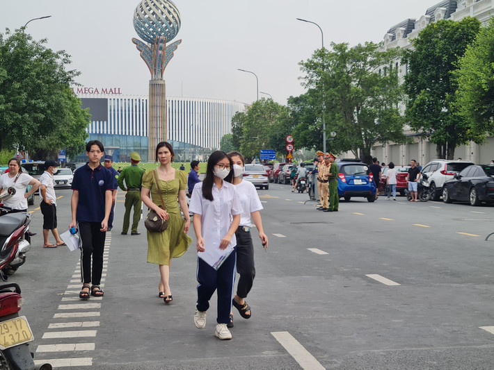 Thí sinh được dặn dò nên mặc đồng phục đi thi, trang phục chỉnh tề, thoải mái.