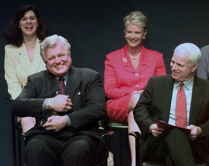 2. John McCain và Ted Kennedy: Hai thượng nghị sĩ đảng Cộng hòa Arizona John McCain và đảng Dân chủ Massachusetts Ted Kennedy đã gác đảng chính trị sang một bên và cùng bắt tay ban hành bộ luật cho Hoa Kỳ. Hai người đàn ông đã làm việc chặt chẽ với nhau về một số vấn đề và luật pháp, bao gồm cả cải cách nhập cư.