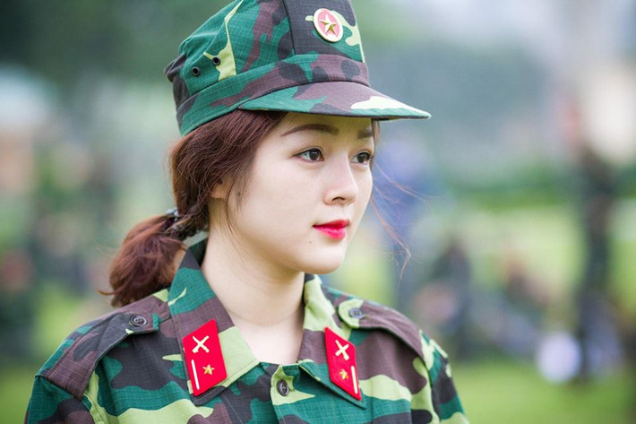 Mới đây dân mạng đang dành sự quan tâm đặc biệt cho các bức hình liên quan đến nữ quân nhân xinh đẹp trong trang phục áo lính được một tài khoản chia sẻ trên diễn đàn mạng xã hội. Cô gái này sở hữu gương mặt xinh đẹp, hài hòa, nước da trắng mịn và đôi mắt sáng long lanh, chỉ trong vài giờ được đăng tải, bức ảnh đã thu hút gần 80.000 lượt like và bình luận của đông đảo mọi người.