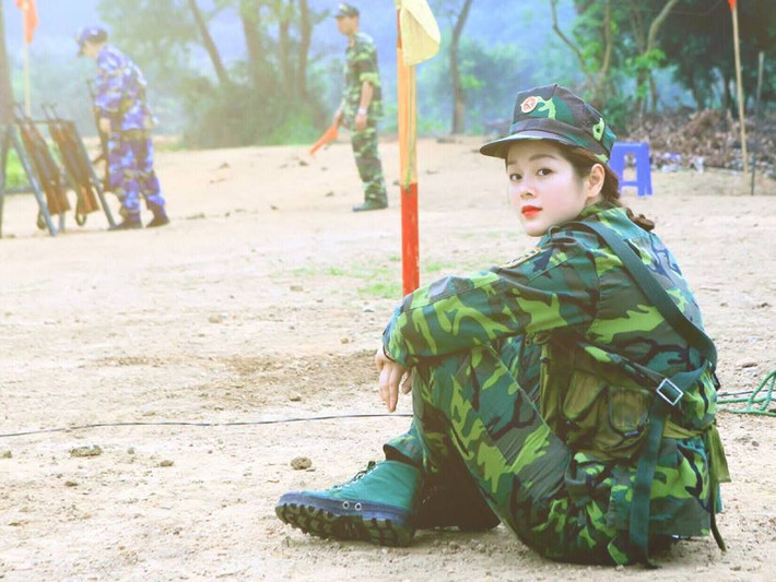 Theo một số thông tin mà Thanh Hoài chia sẻ với truyền thông, bức ảnh mới đây trong trang phục áo lính được chụp khi cô tham gia một lớp lớp bồi dưỡng kiến thức quân sự của Bộ Quốc Phòng hồi tháng 5 vừa qua, lớp tập huấn khoảng 3 tháng ở trường Quân sự quân khu 2.
