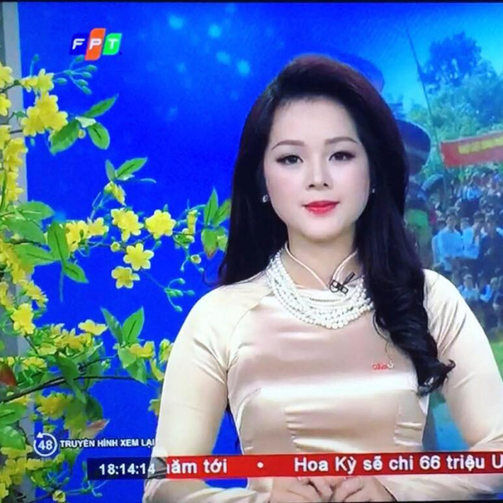Ngày ngày, nữ MC Thanh Hoài vẫn xuất hiện trên bản tin của kênh Quốc phòng Việt Nam với giọng nói truyền cảm cùng gương mặt xinh đẹp, lôi cuốn.