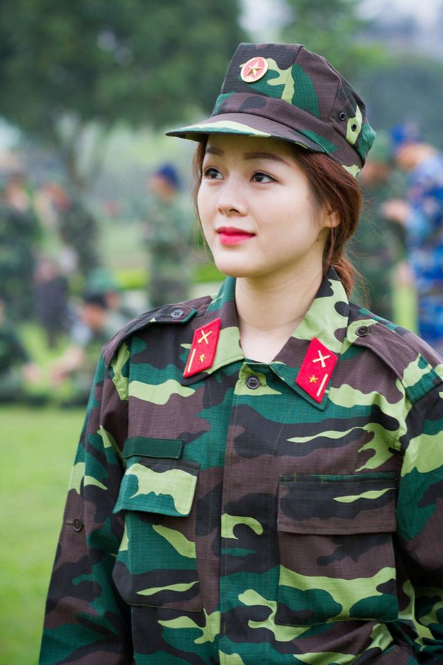 Và danh tính cô gái mặc quân phục gây sốt mạng xã hội một vài ngày qua chính là nữ MC truyền hình quốc phòng Trần Thanh Hoài, sinh năm 1988, quê gốc Yên Bái. Thanh Hoài từng tốt nghiệp trường Sân khấu điện ảnh khoa đạo diễn truyền hình nhưng cô nàng lại bén duyên với nghiệp dẫn chương trình. Hiện cô gái gốc Yên Bái đang làm việc tại kênh Quốc phòng Việt Nam.