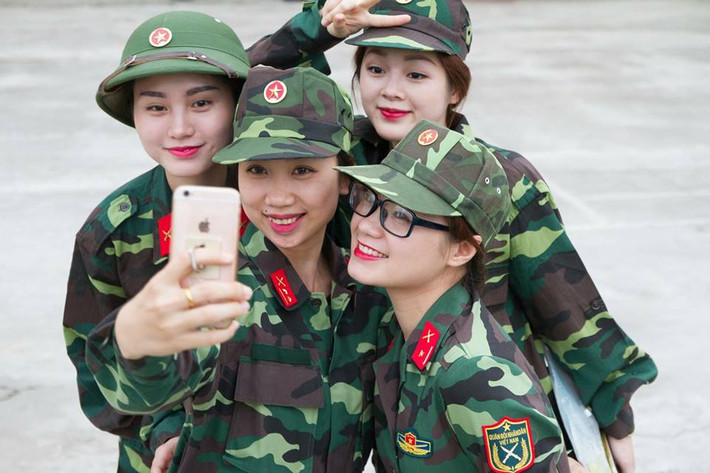 Thanh Hoài được biết đến là một MC mẫn cán của truyền hình Quốc phòng và cũng là bà chủ trẻ đa tài sở hữu cửa hàng thời trang nữ ở phố Thợ Nhuộm và một quán café trên phố Trần Huy Liệu.