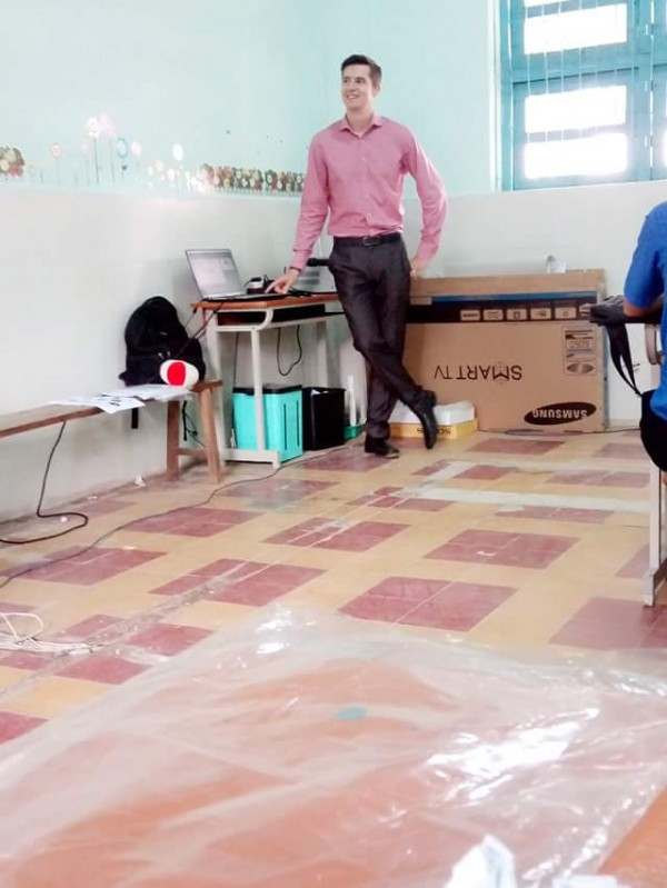 Thầy giáo đẹp trai và có thân hình đẹp như siêu mẫu.