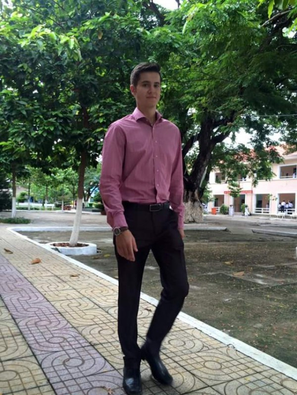 Gần đây, dân mạng đang truyền tay nhau những bức ảnh của thầy giáo Tây đẹp trai sở hữu nụ cười đẹp hớp hồn. Tuy chỉ mặc trang phục công sở đơn giản nhưng ngoại hình nổi bật của thầy giáo dễ dàng khiến hàng triệu trái tim của các chị em thao thức.