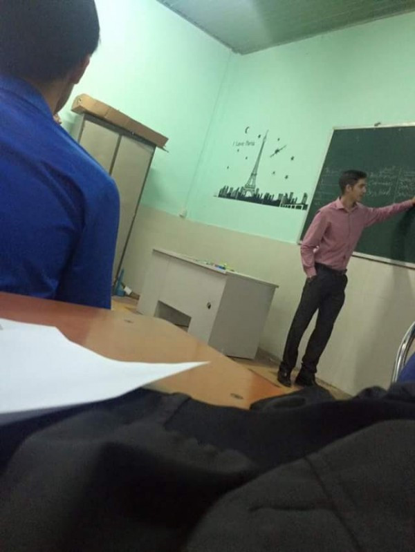 Phong thái dạy học rất tự tin, nhẹ nhàng khiến học sinh thích thú, chăm chú lắng nghe.