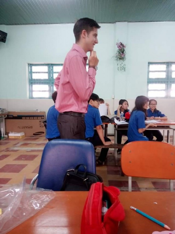 Không chỉ sở hữu ngoại hình cuốn hút, thầy giáo ngoại quốc còn rất thân thiện, vui vẻ, luôn tươi cười mỗi khi trao đổi với học sinh, chính điều này càng làm cho số lượng fan nữ hâm mộ thầy giáo tăng lên nhanh chóng khi các bức ảnh của thầy được đăng đàn.