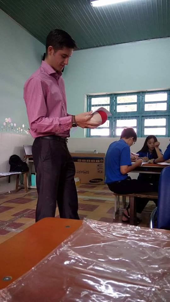 Ngay cả khi ăn mặc rất giản dị, thầy giáo Tây vẫn toát lên sức hấp dẫn khó cưỡng.