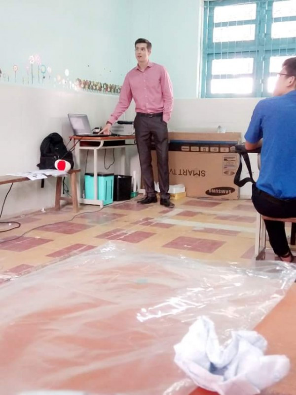 Thầy giáo có thân hình cân đối, cao ráo và đặc biệt là nước da trắng mịn như con gái. Một vài người dự đoán thầy là người nước Mỹ hoặc Canada.