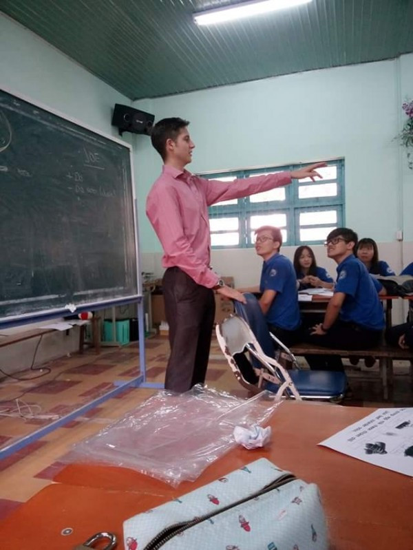 Tuy danh tính cũng như các thông tin cá nhân của thầy giáo Tây vẫn đang được tìm hiểu nhưng các bức ảnh thầy giáo vẫn đang nhận được lượng like và chia sẻ khổng lồ từ phía dân mạng.