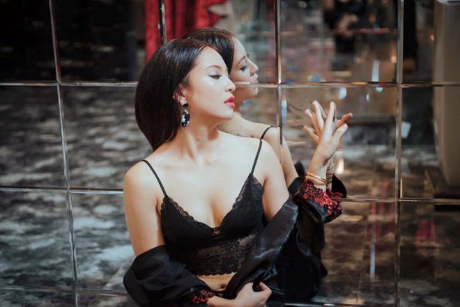 “Anh Dũng ngoài đời rất tốt bụng nhưng có lẽ tuyệt vời nhất vẫn là trên cỏ. Mình và gia đình đều mong anh đạt được những ước nguyện xung quanh trái bóng”, Phương Anh chia sẻ.